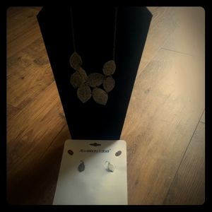 Set necklace and earrings silver leaves
